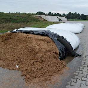 Er wordt 100% TMR gevoerd. Er zijn geen krachtvoercomputers in de stal. Bierbostel is een van de componenten in het TMR rantsoen. Loonbedrijf Elweco uit Laren voert het grootste deel van het vee.