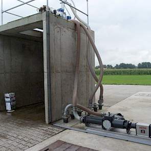 Slootsmid leverde een stationaire Fan separator mestscheider, die zorgt voor ‘greenbedding’ in de ligboxen. De scheider is bovenop een betonnen opslagsilo gemonteerd. Het geheel kost enkele tienduizenden euro’s.