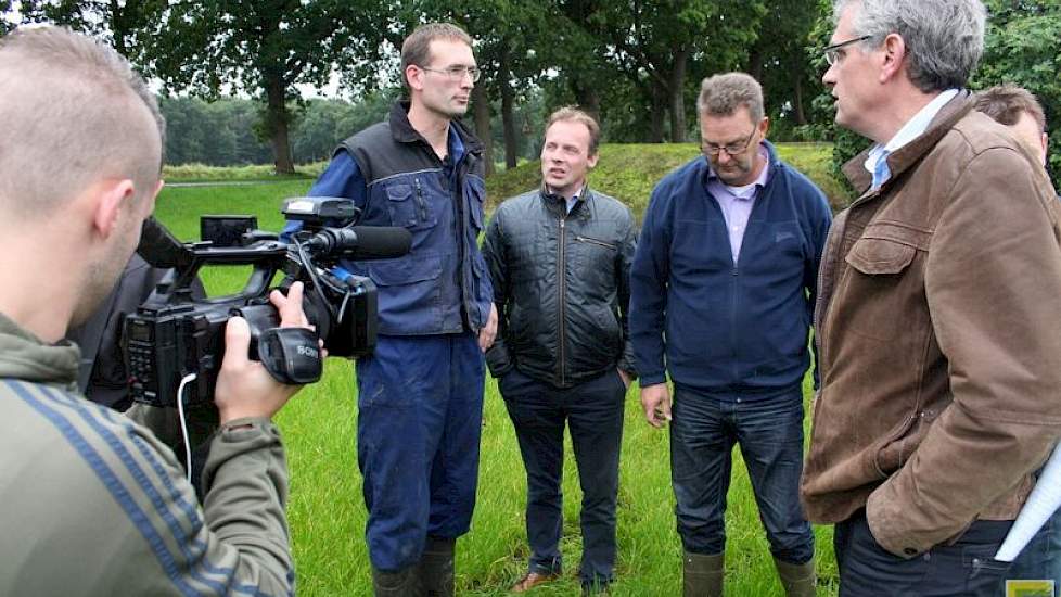 De Jong combineert automatisch melken met deelweidegang en experimenteert in zijn grasland momenteel met rode klaver. Echter nog niet naar volle tevredenheid.