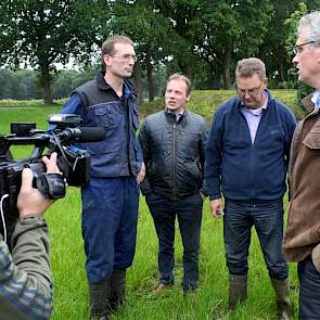 De Jong combineert automatisch melken met deelweidegang en experimenteert in zijn grasland momenteel met rode klaver. Echter nog niet naar volle tevredenheid.