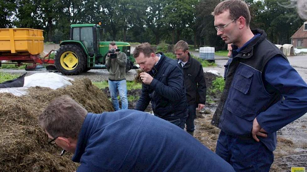 De jury kon wel in een kleine voorjaarskuil kijken van 10 hectare die De Jong maakte voor zijn jongvee. Op dit perceel was nog geen drijfmest uitgereden en minder kali gestrooid in verband met parabesmetting.