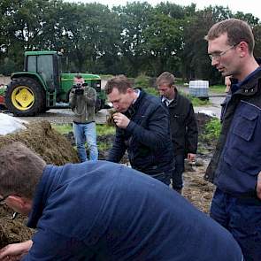 De jury kon wel in een kleine voorjaarskuil kijken van 10 hectare die De Jong maakte voor zijn jongvee. Op dit perceel was nog geen drijfmest uitgereden en minder kali gestrooid in verband met parabesmetting.