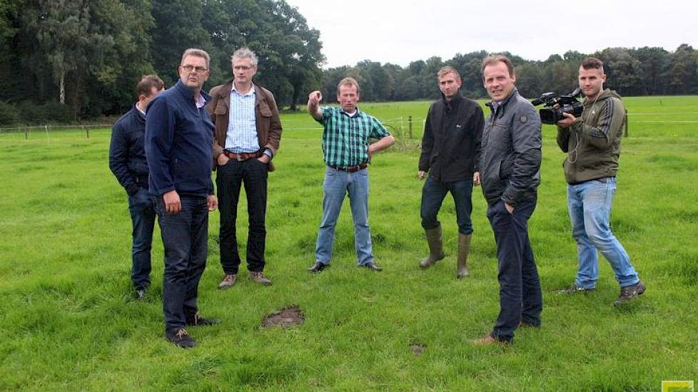 Het bedrijf in Hengelo bestaat uit hoge droge gronden en lage nattere percelen, waarvan 25 hectare tot de huiskavel gerekend mag worden. Versteeg wijst naar zijn koeien die vooral ’s morgens worden geweid. Rechts naast Versteeg staat jurylid Luuk Maas (DS