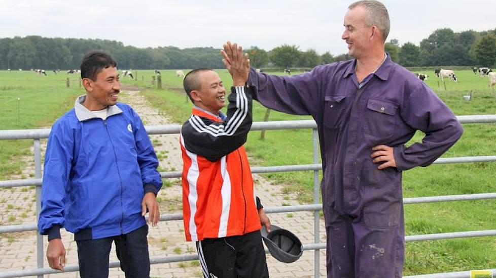 Het melkveebedrijf van Mark Jansen van der Sligte en Karin van de Toorn in Olst, waar de twee Javanen (die geen woord Engels spreken) samen met hun tolk Rik Rik enkele dagen op werkstage zijn, moet in hun ogen dan ook enorm zijn: 110 melkkoeien (jaarprodu