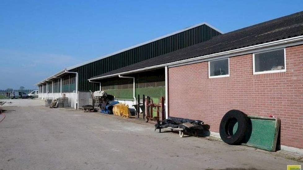 Het gordijn van de oude stal is helemaal open, het eerste gedeelte van de nieuwe stal een stukje dicht en aan het eind van de nieuwe stal nog verder dicht. 'Op deze manier wordt er zoveel mogelijk lucht vanuit de oude stal naar achter verplaatst en is het