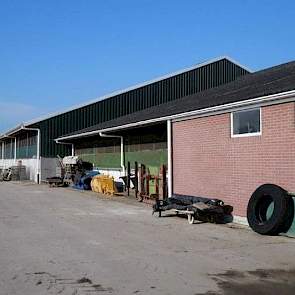 Het gordijn van de oude stal is helemaal open, het eerste gedeelte van de nieuwe stal een stukje dicht en aan het eind van de nieuwe stal nog verder dicht. 'Op deze manier wordt er zoveel mogelijk lucht vanuit de oude stal naar achter verplaatst en is het