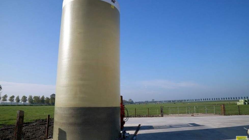 Het spuiwater wordt opgevangen in een silo. Dit  wordt komend voorjaar met een spaakwielbemester over het land gereden. De broers zien dit als extra bemesting om meer ruwvoer van het land te kunnen halen.