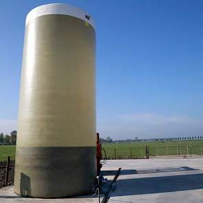 Het spuiwater wordt opgevangen in een silo. Dit  wordt komend voorjaar met een spaakwielbemester over het land gereden. De broers zien dit als extra bemesting om meer ruwvoer van het land te kunnen halen.