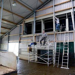 Emissiearme vloeren zagen de ondernemers niet zo zitten. 'We weiden in de zomer en dan droogt de mest op de vloer waardoor er een gladde korst onstaat. Daarnaast loopt de mest makkelijk weg tussen de roosters, en dat is bij emissiearme vloeren nog wel een