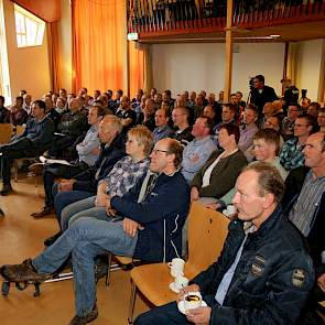 Al twee weken voor het Topkuil-evenement was het uitverkocht. Ruim 150 deelnemers, voornamelijk melkveehouders, kwamen naar de Warmonderhof om zich te laten bijpraten over inkuilmanagement en graslandbeheer.