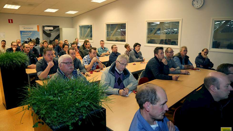 Vragen als: wat zijn goede grassen, hoeveel procent van de weiden hebben onvoldoende goede grassen, hoe groot is het zaad van Timoteegras, hoe zie je het verschil tussen rode en witte klaver, passeerden de revue. Deckers constateerde dat veehouders nog we