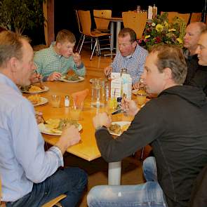 Ondertussen discussieerden de aanwezigen, onder ander over wat 's morgens ten gehore werd gebracht.