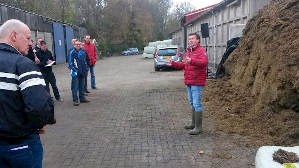 Wim Jaspers van Van Iperen liet middels een workshop bij de kuil zien wat broei en schimmel in de kuil betekent. In de kuil die op dit moment op Aeres Praktijkcentrum aan de koeien wordt gevoerd, trof hij verschillende soorten schimmels aan die hij aan de