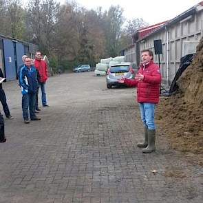 Wim Jaspers van Van Iperen liet middels een workshop bij de kuil zien wat broei en schimmel in de kuil betekent. In de kuil die op dit moment op Aeres Praktijkcentrum aan de koeien wordt gevoerd, trof hij verschillende soorten schimmels aan die hij aan de