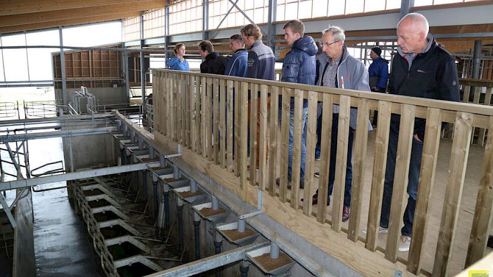 Een balustrade biedt zicht op de 2x14 Swing-over melkstal.