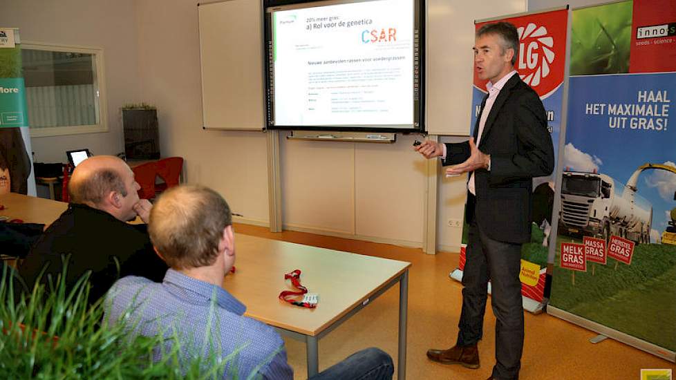 Bij de presentatie van Jos Deckers van Plantum, werden de deelnemers middels stemkastjes getoetst op grasraskennis en kenmerken die van belang zijn voor een goede graslandwinning.