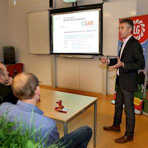 Bij de presentatie van Jos Deckers van Plantum, werden de deelnemers middels stemkastjes getoetst op grasraskennis en kenmerken die van belang zijn voor een goede graslandwinning.