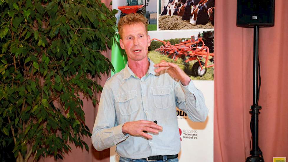 Melkveehouder Rijk Baltus uit Middenmeer (NH) hield, ondersteund door Jaap Gielen van Countus, een boeiende presentatie over hoe hij 18 ton droge stof gras per hectare realiseert. Hij kuilt echter maar vier keer per jaar. Ondanks de zware sneden gras erva