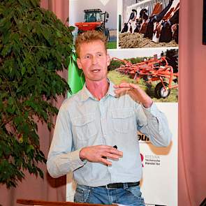 Melkveehouder Rijk Baltus uit Middenmeer (NH) hield, ondersteund door Jaap Gielen van Countus, een boeiende presentatie over hoe hij 18 ton droge stof gras per hectare realiseert. Hij kuilt echter maar vier keer per jaar. Ondanks de zware sneden gras erva