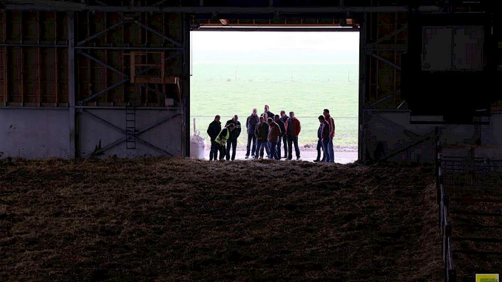 De stal bestaat uit een grote pot die voorzien is van stro. De koeien lopen nog steeds buiten.