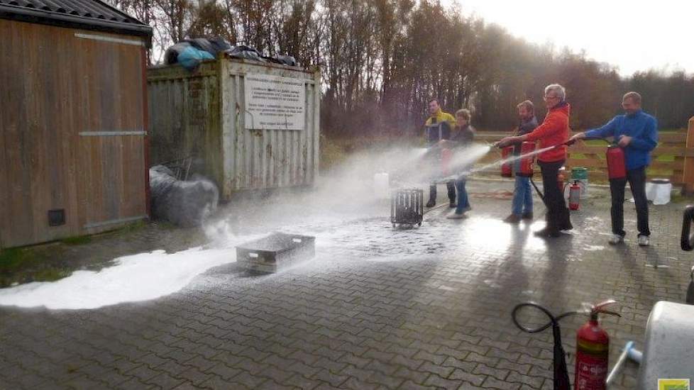 Elke deelnemer kwam in actie met de blusapparaten. Het advies is om op 5 meter afstand te blussen.