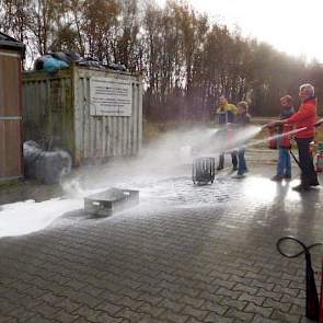 Elke deelnemer kwam in actie met de blusapparaten. Het advies is om op 5 meter afstand te blussen.