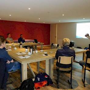 Theorie werd de hele dag afgewisseld met de praktijk. Eerst werd de theorie rond brandveiligheid behandeld. Daarbij kregen de negen deelnemers tips hoe zij om moeten gaan met brand en rook. Ook de verscheidenheid in brandblussers kwam aan bod.