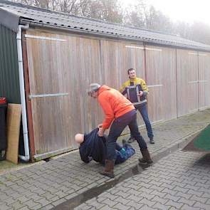 De instructeur legt uit hoe de persoon (in dit geval een pop) het beste kan worden bevrijd. Het advies is om over de grond te kruipen. Rook stijgt namelijk omhoog. Wanneer de persoon buiten is moet de deur direct weer worden gesloten om de zuurstoftoevoer