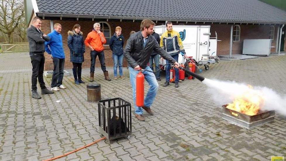 Vervolgens was het tijd om naar buiten te gaan. Daarbij werd de werking van verschillende soorten brandblussers getest. Volgens de trainer, Stefan van Hussel, zijn brandblussers grofweg in twee groepen te verdelen: poederblussers en schuimblussers. Het ve