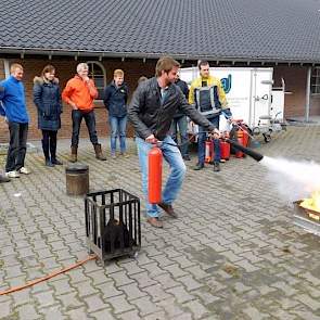 Vervolgens was het tijd om naar buiten te gaan. Daarbij werd de werking van verschillende soorten brandblussers getest. Volgens de trainer, Stefan van Hussel, zijn brandblussers grofweg in twee groepen te verdelen: poederblussers en schuimblussers. Het ve