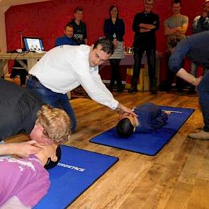 Met dummy’s moesten de cursisten leren om te reanimeren. Eerst controleren of de persoon aanspreekbaar is, dan de ademhaling controleren, hulp inroepen om 112 te bellen en dan reanimeren. Hierbij wordt 30x op de borst gepompt en 2x beademd en dit moet wor