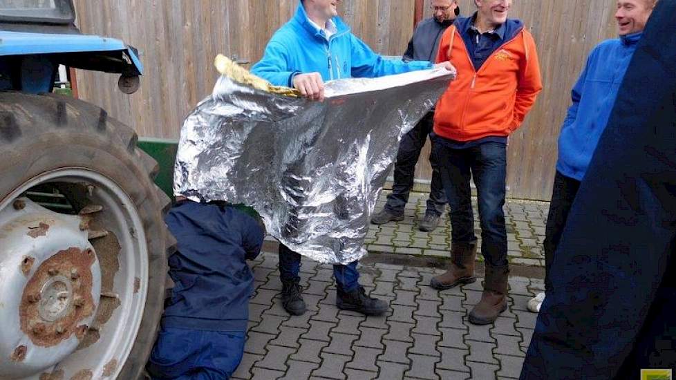 Buiten bij de trekker werd een situatie nagebootst met een persoon die tussen de aftakas beknelt is geraakt. Om verder letsel te voorkomen, mag de persoon alleen door de hulpdiensten verwijderd worden. De instructeur adviseert elke veehouder om een specia