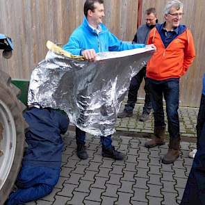 Buiten bij de trekker werd een situatie nagebootst met een persoon die tussen de aftakas beknelt is geraakt. Om verder letsel te voorkomen, mag de persoon alleen door de hulpdiensten verwijderd worden. De instructeur adviseert elke veehouder om een specia