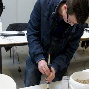 Een harde korrel blijft heel in de strooier. Met een hardheidsmeter vergeleken de studenten een goede en een te zachte korrel.