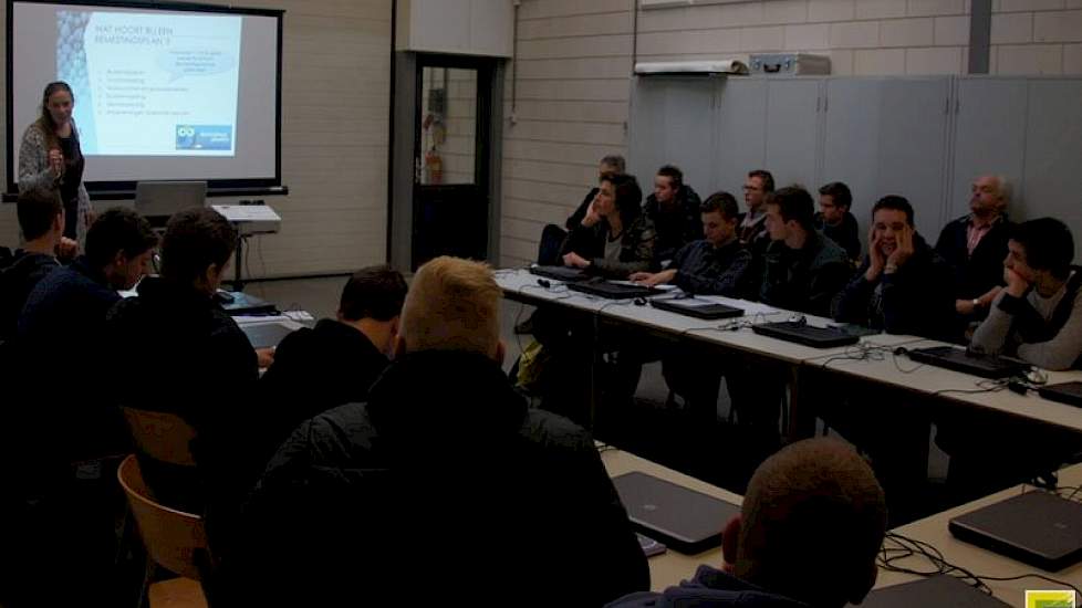 Anna Zwijnenburg neemt in de middag de studenten mee in het maken van een bemestingsplan voor bodem en gewas. Het internet is daarbij behulpzaam. De NutriNorm Bemestingsplanner is volgens Zwijnenbrug voor iedere agrariër heel praktisch. Op basis van een b