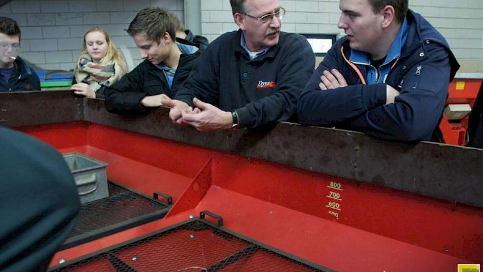 Samen met de studenten bespreekt Bellinga de techniek van verschillende kunstmeststrooiers. Hij wijst op de aandachtspunten en op de dingen die bij veelvuldig gebruik het eerste slijten.