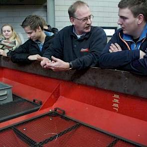 Samen met de studenten bespreekt Bellinga de techniek van verschillende kunstmeststrooiers. Hij wijst op de aandachtspunten en op de dingen die bij veelvuldig gebruik het eerste slijten.