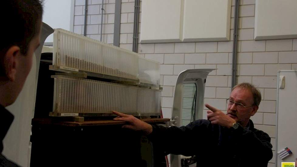 Bert Bellinga van Dynatest maakte zijn werk van het testen van strooiers. Door met trekker en strooier over een rij opvangbakjes te rijden test hij samen met boeren kunstmeststrooiers. Verdeelt hij de inhoud van de opvangbakjes over een rij maatbuisjes, d