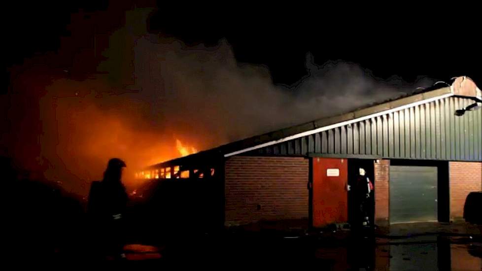 Uitslaande brand in schuur aan de Slinke in Haulerwijk