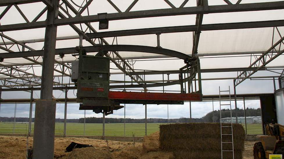 Het stro wordt verdeeld met een stroverdeler. In de winter gaat er 7 kilo stro per koe per dag doorheen. In de zomer is dit wat minder omdat de koeien dan overdag buiten lopen.