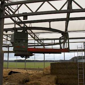 Het stro wordt verdeeld met een stroverdeler. In de winter gaat er 7 kilo stro per koe per dag doorheen. In de zomer is dit wat minder omdat de koeien dan overdag buiten lopen.