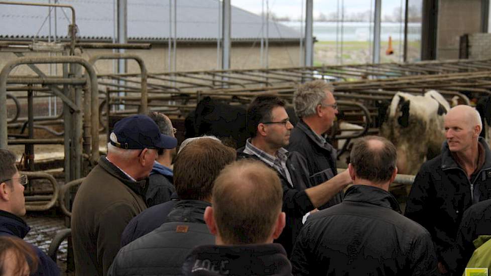 De veehouder uit Etten Leur vertelt de aanwezigen over de grondbewerking van het maïsland. ‘Ik werk met een ploeg zonder voorscharen. Zo houd ik de mest zoveel mogelijk bovenin. Het resultaat ziet er niet uit, maar het is wel het beste. Anders leg je de n