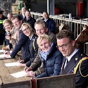 De gemeente Bronckhorst, politie, brandweer, LTO, Cumela, Agrio en het Centrum voor Criminaliteitspreventie en Veiligheid (CCV) tekenden de intentieverklaring bij melkveehouderij Borgman in Vierakker (Gld). Binnenkort zal het project in heel Nederland gaa