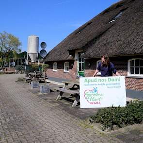 Pieter en Saskia runnen ook een gastenverblijf. Ze vinden het belangrijk dat het gehele plaatje van de nieuwe serrestal er mooi uitziet.