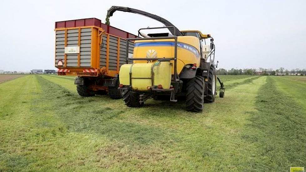 Loonbedrijf van Dun uit Espel reedt voor het eerst met een nieuwe NewHolland hakselaar. De voorganger, van hetzelfde merk, was 7 jaar oud en aan vervanging toe. In tegenstelling tot de oude hakselaar heeft de machine een drukwisselsysteem zodat er op het