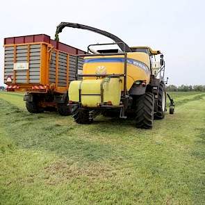 Loonbedrijf van Dun uit Espel reedt voor het eerst met een nieuwe NewHolland hakselaar. De voorganger, van hetzelfde merk, was 7 jaar oud en aan vervanging toe. In tegenstelling tot de oude hakselaar heeft de machine een drukwisselsysteem zodat er op het