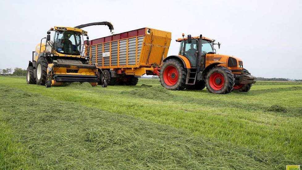 De melkveehouder heeft het gras niet geschud. 'De loonwerker maait alles met breedspreidinrichting. Daarnaast heb ik het breed gewierst. Door het sterk drogende weer, was schudden helemaal niet nodig. Vorig jaar hebben we de schudder helemaal niet uit de