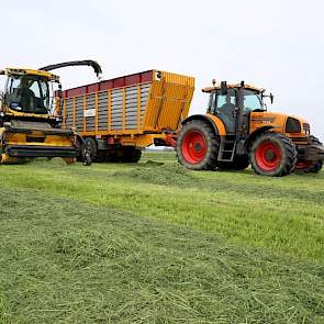 De melkveehouder heeft het gras niet geschud. 'De loonwerker maait alles met breedspreidinrichting. Daarnaast heb ik het breed gewierst. Door het sterk drogende weer, was schudden helemaal niet nodig. Vorig jaar hebben we de schudder helemaal niet uit de