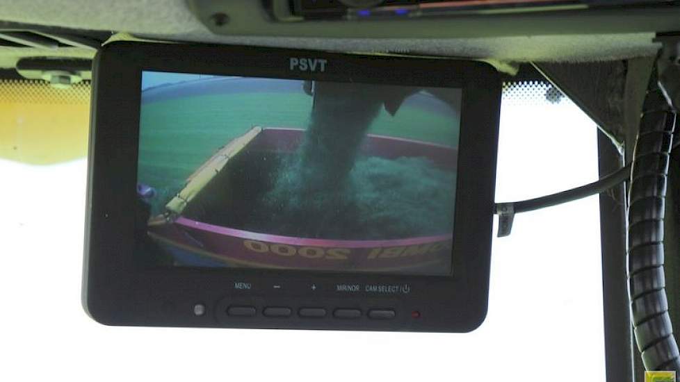 Aardig detail is de camera waarmee de chauffeur van de hakselaar in de silagewagen kan kijken. Zo kan er nauwkeuriger gewerkt worden en wordt voorkomen dat er net teveel gras boven de wagen uit komt.