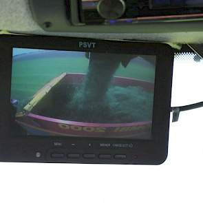 Aardig detail is de camera waarmee de chauffeur van de hakselaar in de silagewagen kan kijken. Zo kan er nauwkeuriger gewerkt worden en wordt voorkomen dat er net teveel gras boven de wagen uit komt.